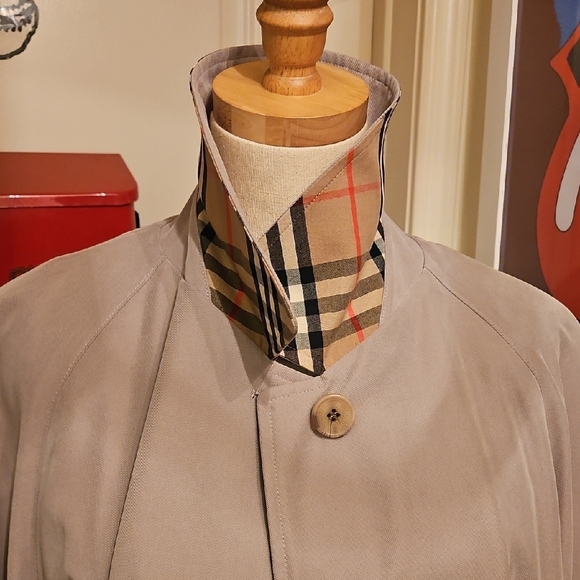 Burberry Camden Trench Coat for Women - Picture 2 of 10